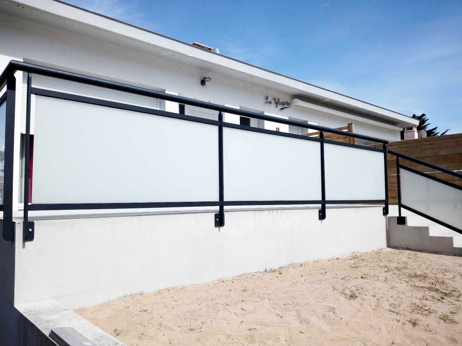 garde-corps aluminium avec panneaux en verre