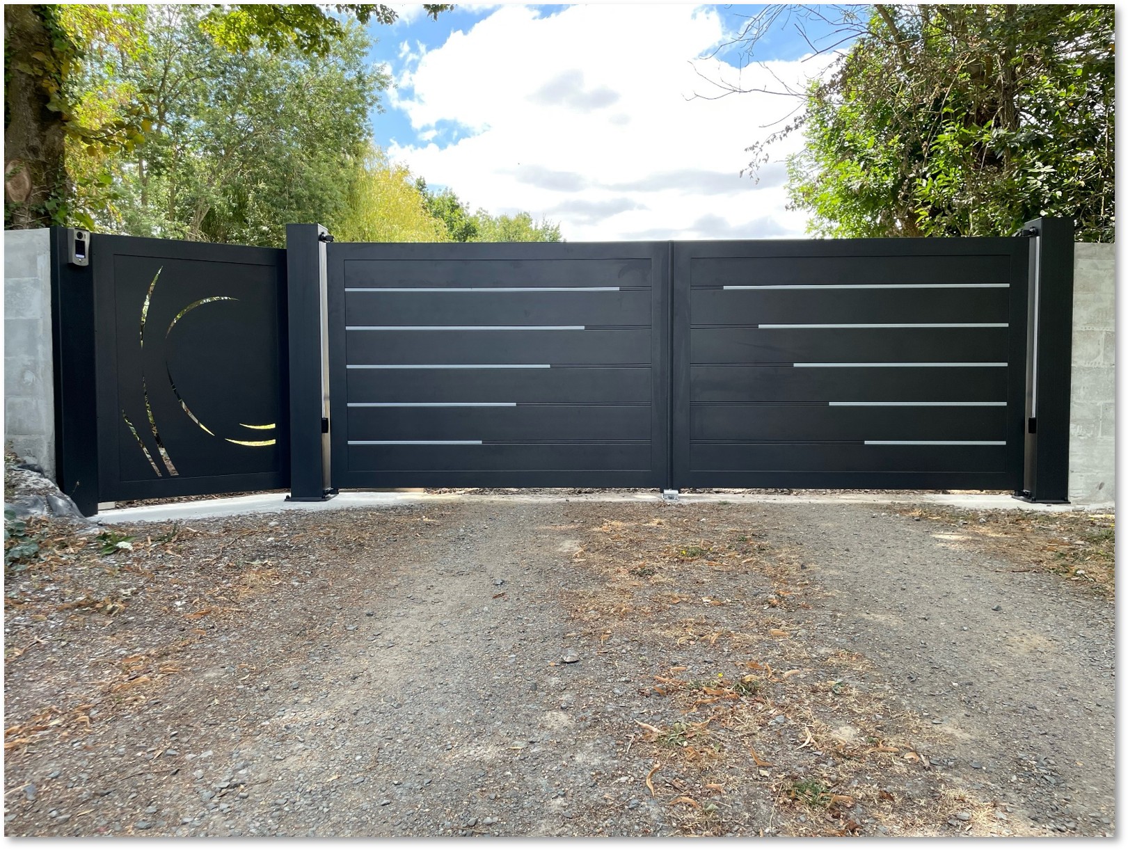 portail battant aluminium noir avec lignes décoratives