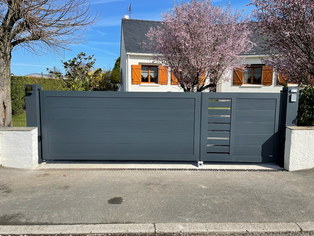 portail battant aluminium design moderne