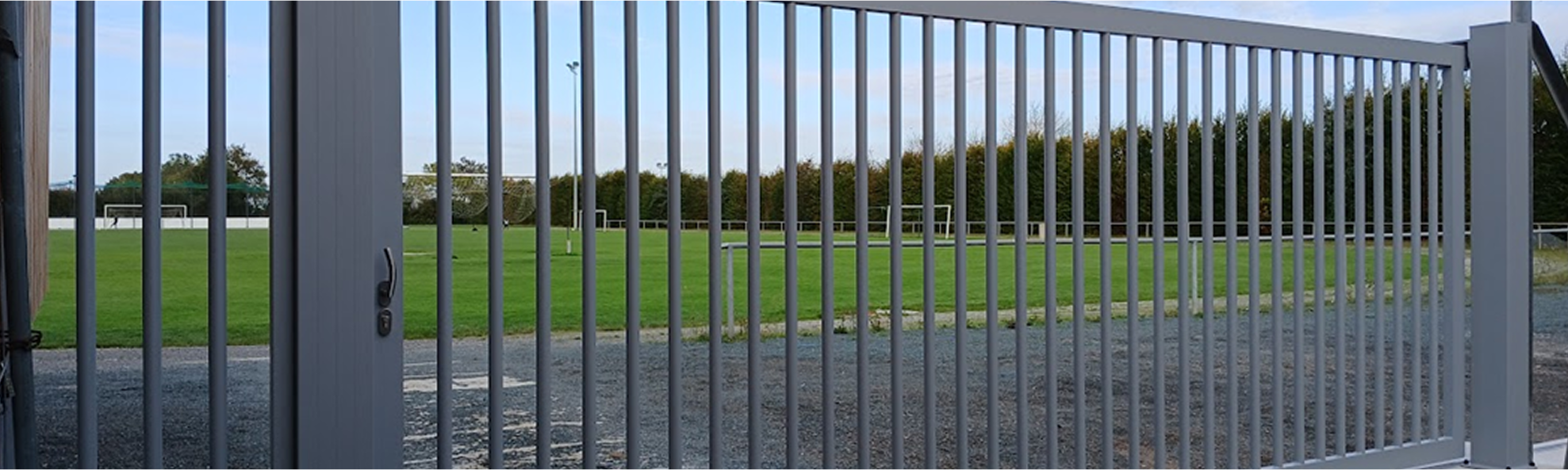 portail coulissant à barreaux verticaux gris anthracite