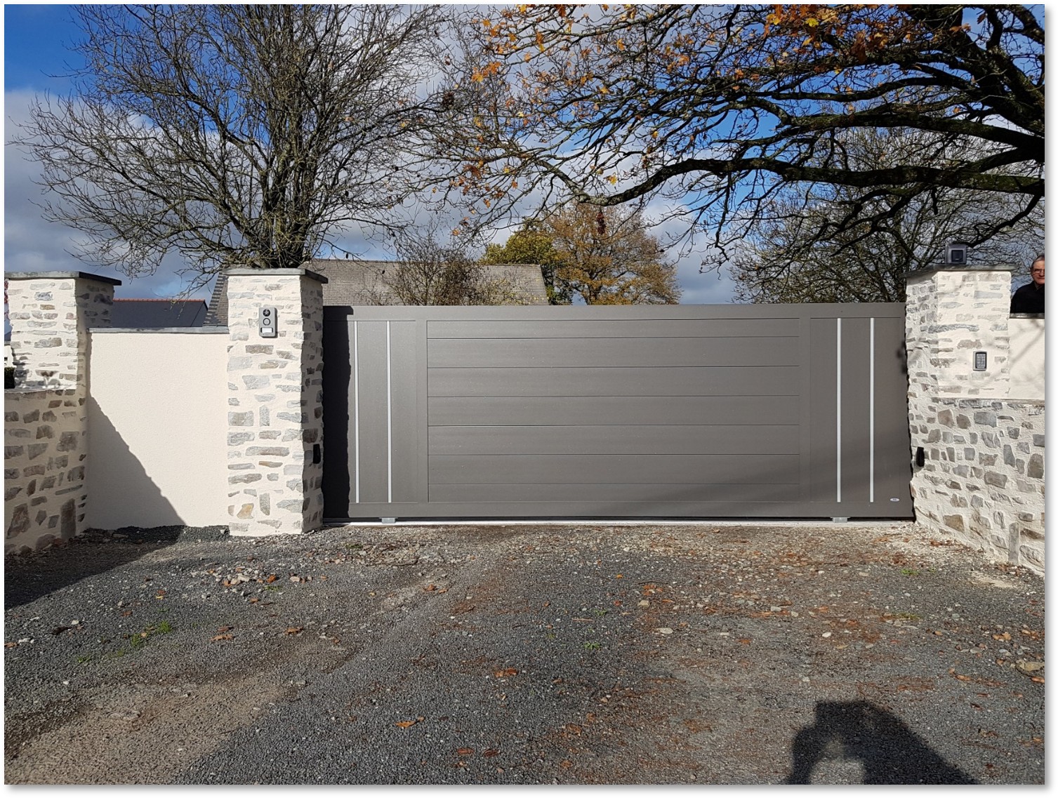 portail battant aluminium gris anthracite avec lignes décoratives verticales