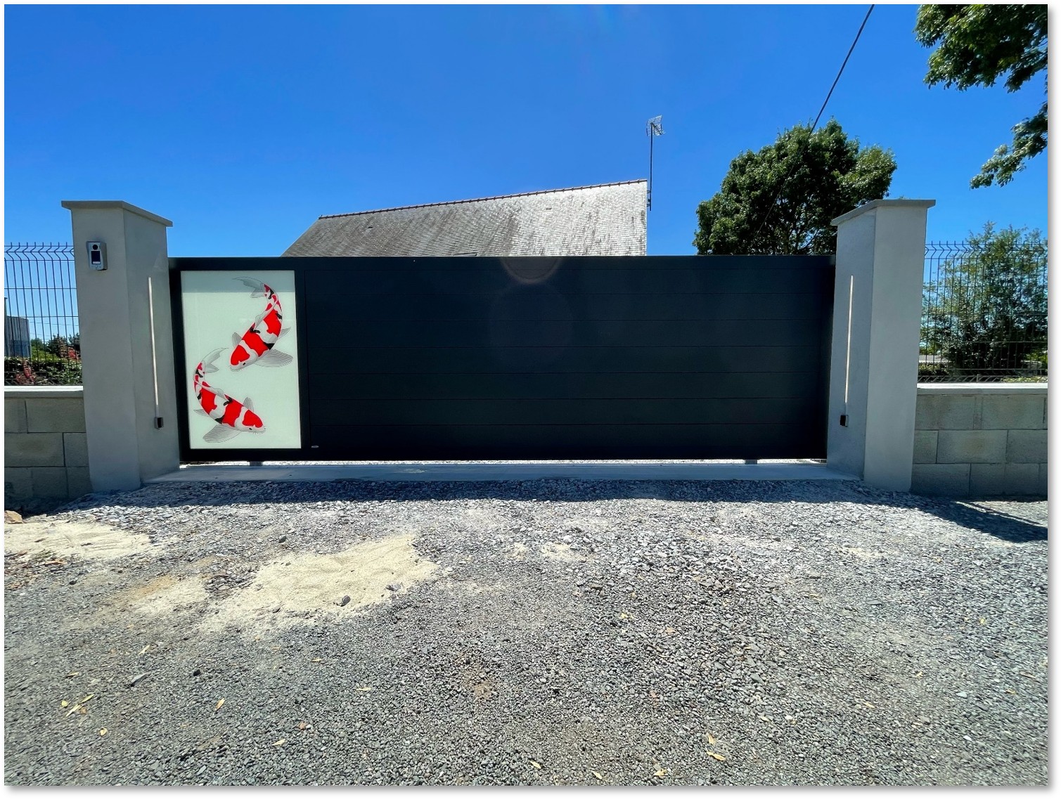 portail coulissant noir avec illustration