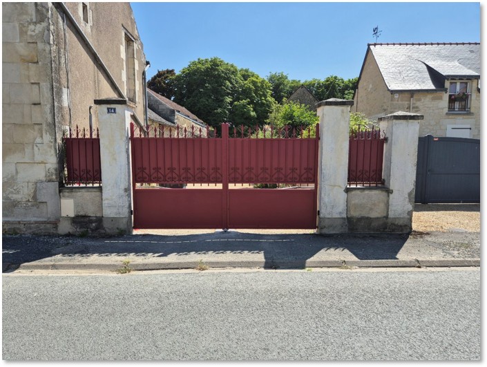 portail en fer forgé rouge