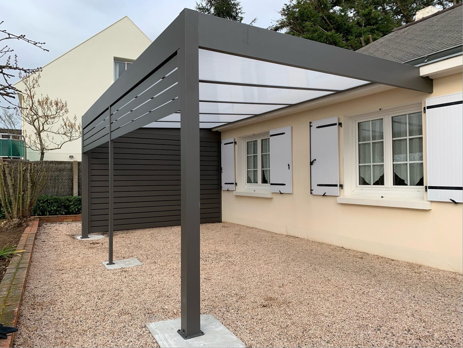 pergola aluminium moderne avec toit transparent