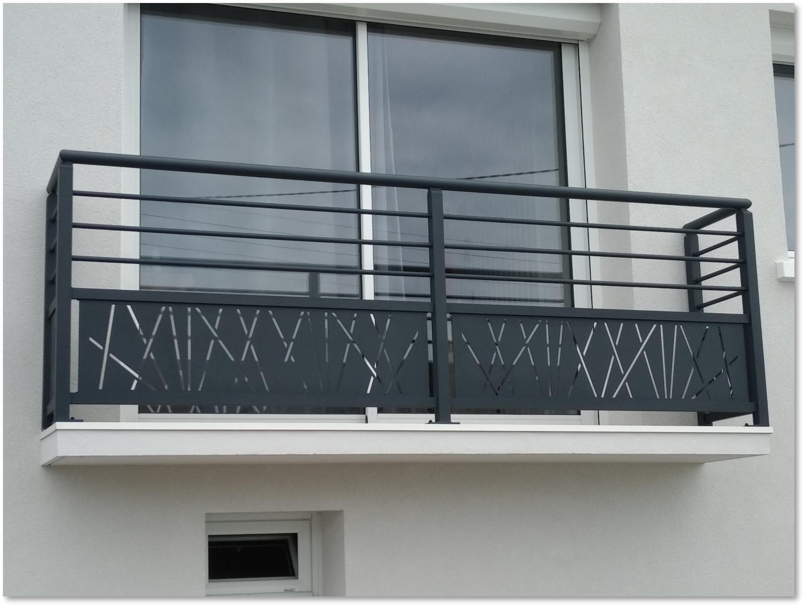 garde-corps aluminium noir avec design géométrique