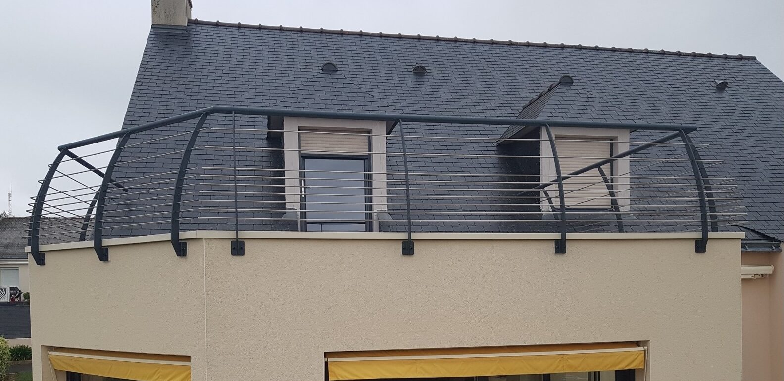 garde-corps en aluminium noir et gris