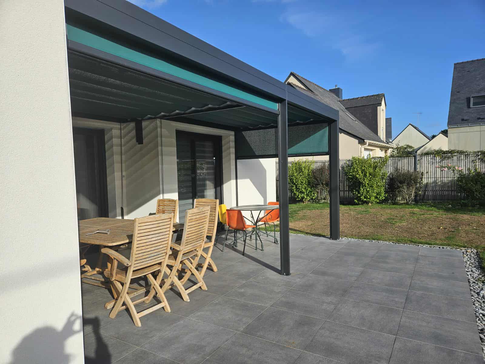 Terrasse moderne avec pergola et mobilier en bois
