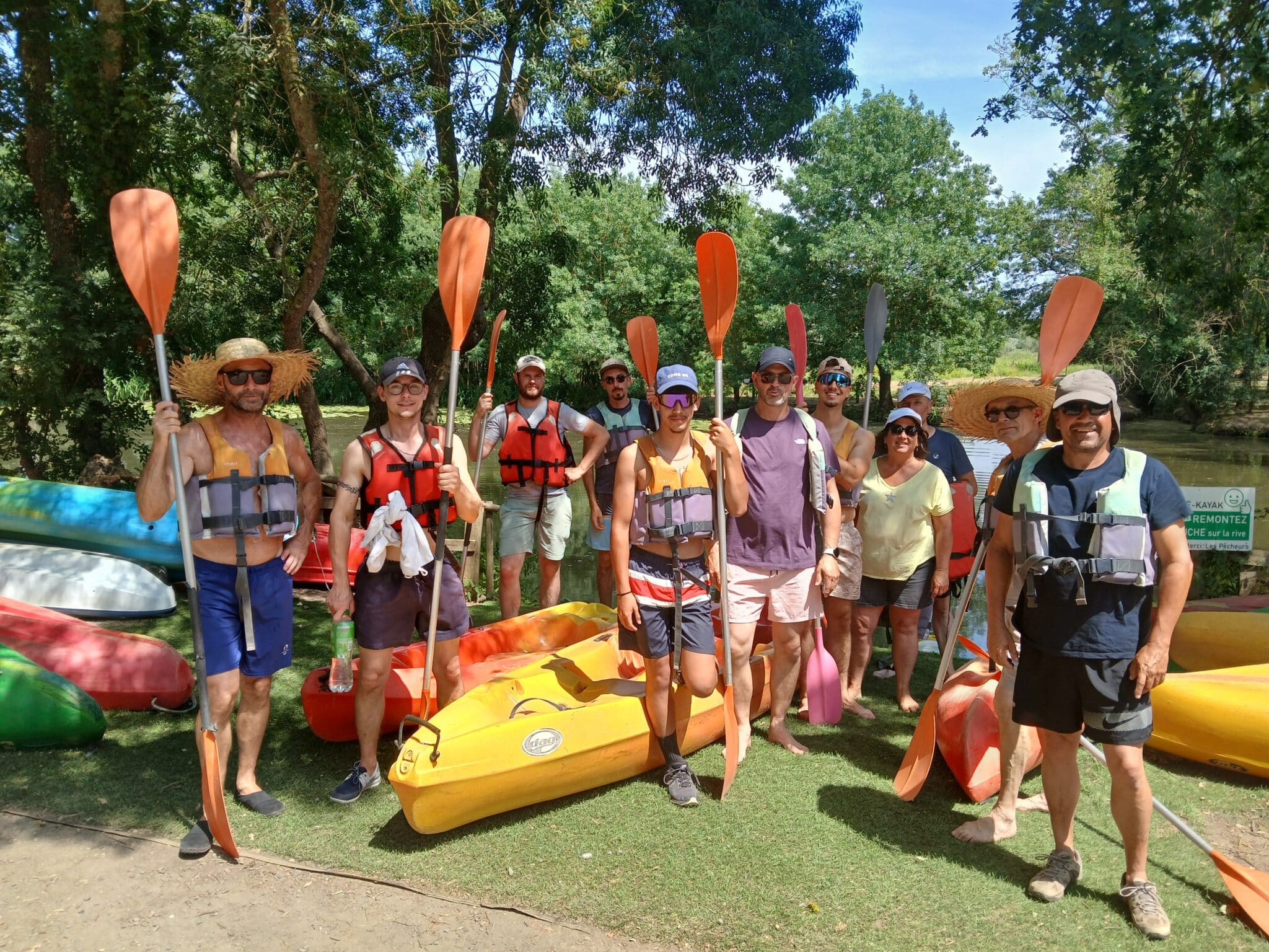 Groupe d’adultes prêts pour une sortie kayak